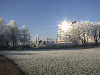 901055 Gezicht over het besneeuwde Noordse Park te Utrecht, met op de achtergrond de spoorlijn Utrecht - Amersfoort - ...